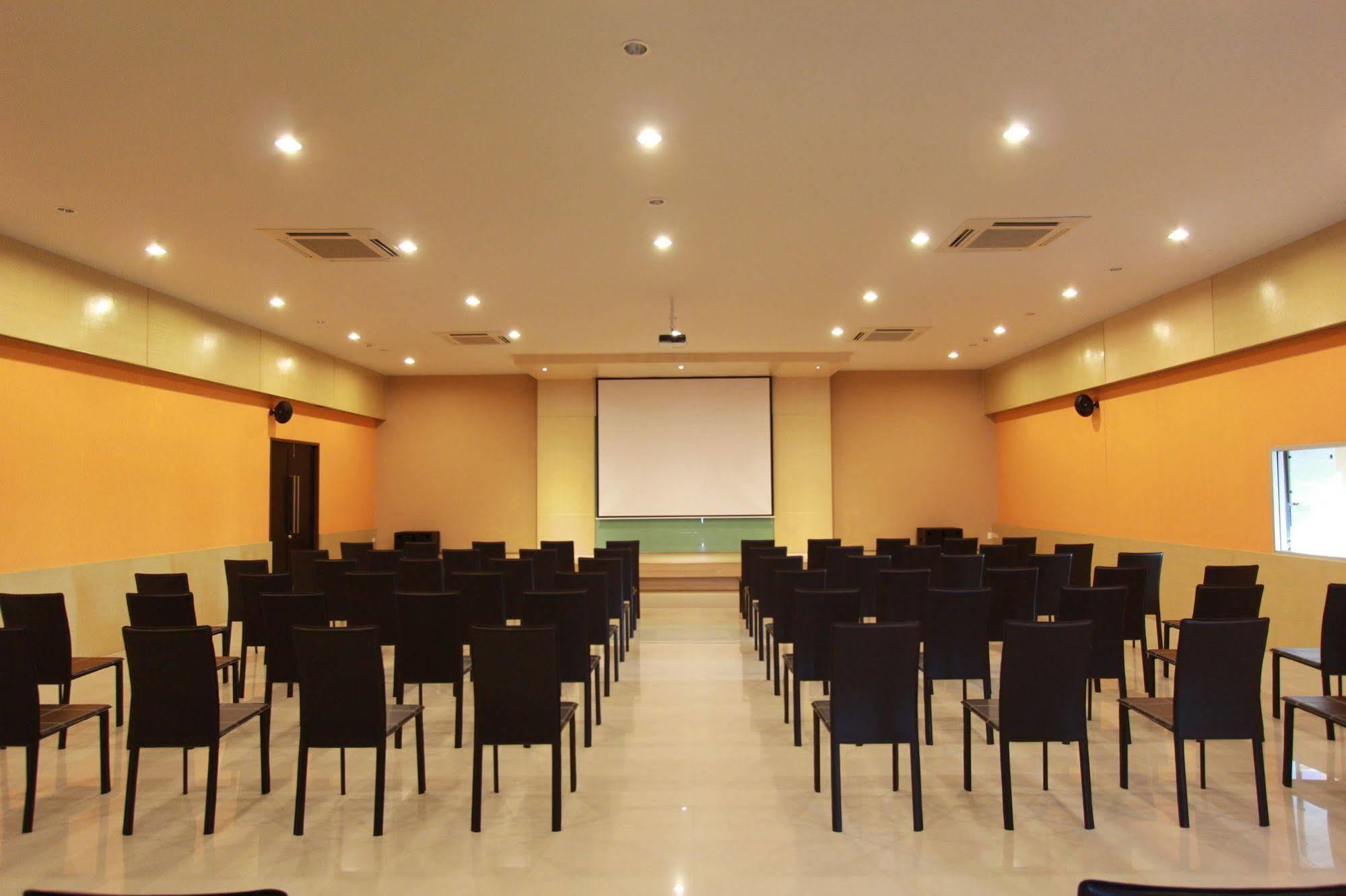 Trendy Hotel Nakhon Pathom Ngoại thất bức ảnh